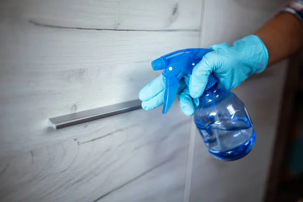 Женщина Синих Резиновых Перчатках Применяет Антисептический Спрей Водной Основе Предотвратить — стоковое фото