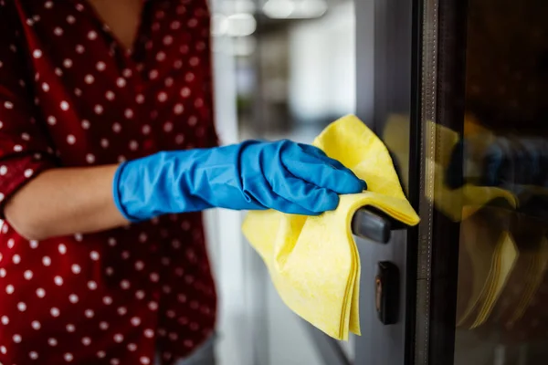 Jonge Vrouw Die Deurkruk Schoonmaakt Met Een Doek Met Blauwe — Stockfoto