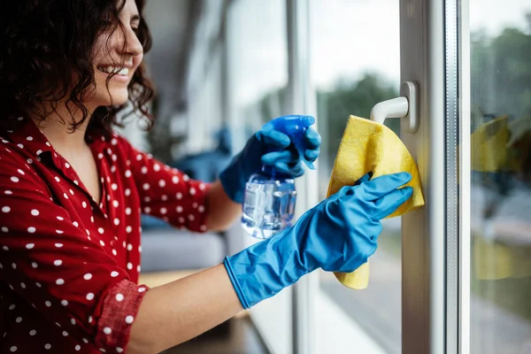 Primer Plano Mujer Que Usa Guantes Goma Azul Limpiando Manija — Foto de Stock