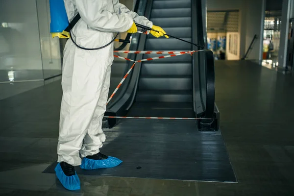 Trabajador Desinfectante Desinfecta Escalera Mecánica Con Spray Centro Comercial Vacío —  Fotos de Stock