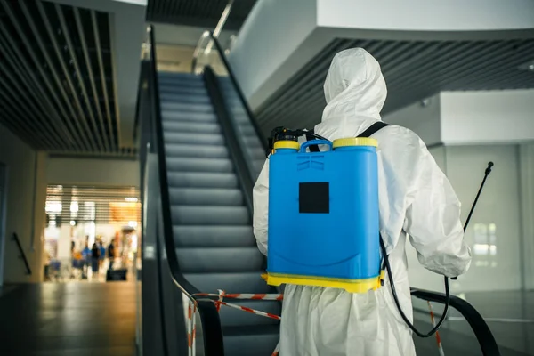 Retrato Homem Terno Desinfecção Higienizante Segurando Spray Perto Escada Rolante — Fotografia de Stock