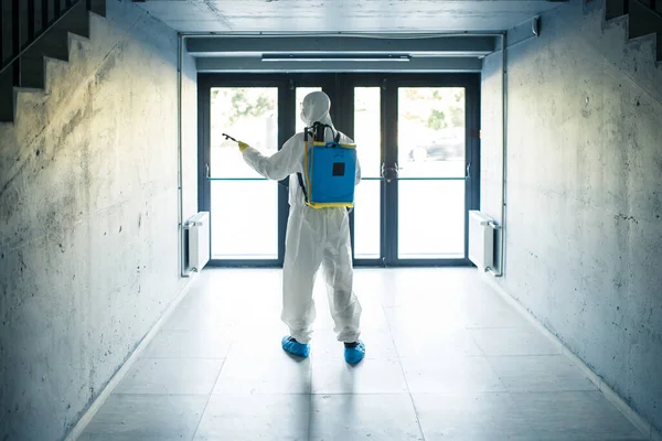 Homem Vestindo Terno Desinfecção Protetora Spray Fica Frente Uma Porta — Fotografia de Stock