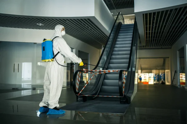 Trabalhador Sanitizante Desinfeta Escada Rolante Com Spray Shopping Center Vazio — Fotografia de Stock