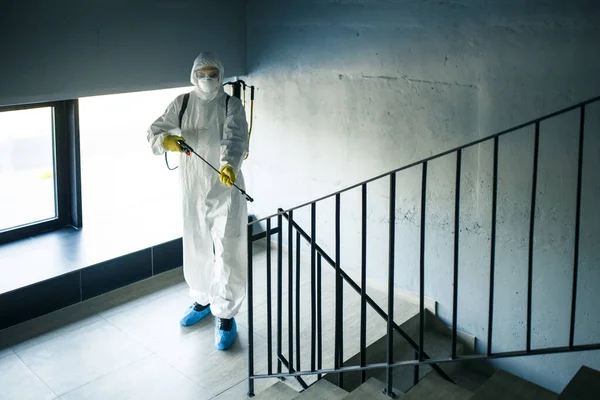 Trabalhador Higienizante Limpar Escada Shopping Center Com Séptico Para Evitar — Fotografia de Stock