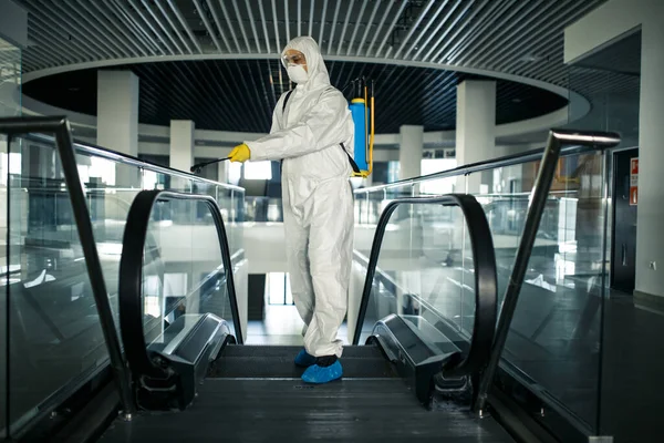 Trabajador Desinfección Que Usa Traje Protección Limpia Profesionalmente Una Escalera —  Fotos de Stock