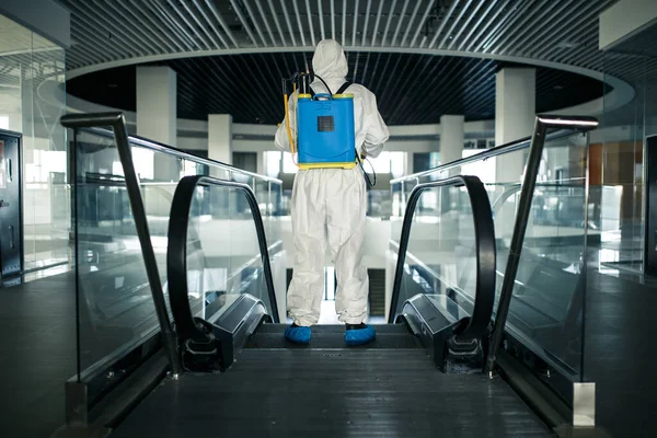 Pekerja Disinfeksi Mengenakan Pakaian Pelindung Profesional Membersihkan Eskalator Pusat Bisnis — Stok Foto