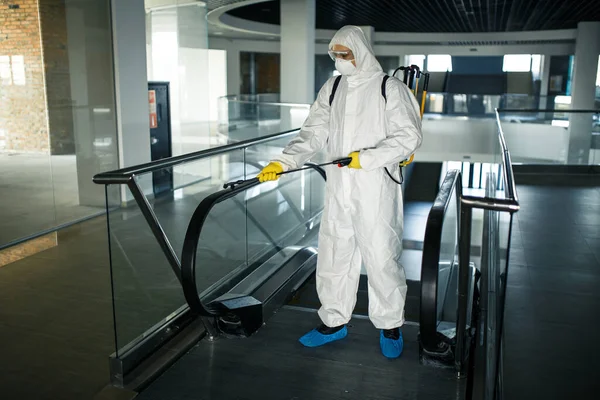 Trabalhador Desinfecção Vestindo Terno Proteção Limpa Profissionalmente Uma Escada Rolante — Fotografia de Stock