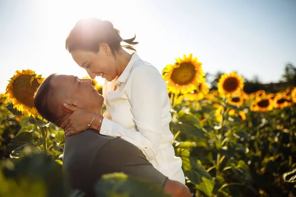 Pareja Joven Divirtiéndose Durante Día Verano Campo Girasol Hombre Mujer — Foto de Stock