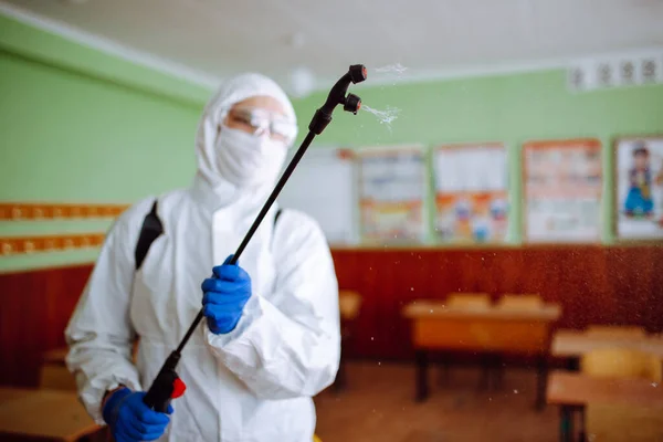 Primer Plano Spray Con Líquido Desinfectante Las Manos Hombre Que —  Fotos de Stock