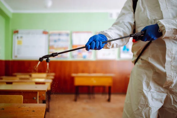 Close Homem Vestindo Terno Proteção Desinfecção Limpa Sala Aula Antes — Fotografia de Stock