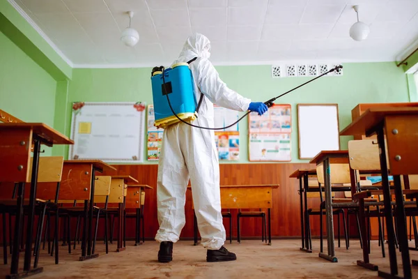 Homem Que Usa Equipamento Higienização Fato Proteção Desinfecta Sala Aula — Fotografia de Stock