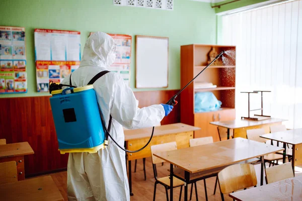 Visão Retrospectiva Trabalhador Sanitário Profissional Desinfetando Sala Aula Antes Início — Fotografia de Stock