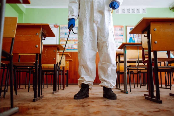 Homem Roupa Antibacteriana Protetora Limpando Sala Aula Com Spray Com — Fotografia de Stock