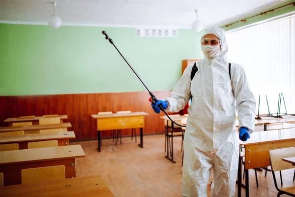 Homem Usando Terno Proteção Desinfecta Sala Aula Antes Ano Acadêmico — Fotografia de Stock