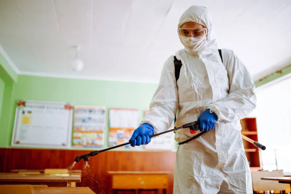 Primer Plano Hombre Que Usa Traje Protector Desinfección Limpia Aula —  Fotos de Stock
