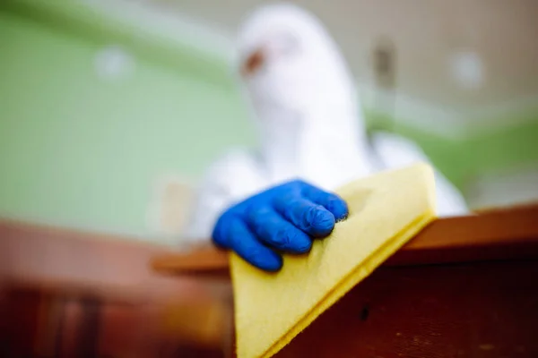 Fechamento Homem Grupo Desinfecção Limpa Mesa Escola Com Pano Amarelo — Fotografia de Stock