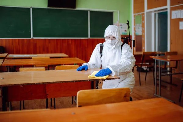 Homem Grupo Desinfecção Limpa Secretária Escola Com Pano Amarelo Trabalhador — Fotografia de Stock