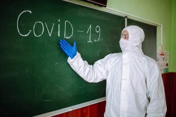 Homem Usando Terno Antibacteriano Protetor Está Perto Quadro Negro Verde — Fotografia de Stock