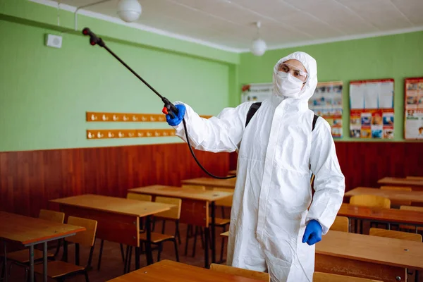 Homem Roupa Antibacteriana Protetora Limpando Sala Aula Com Spray Com — Fotografia de Stock