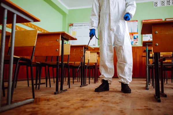 Homem Roupa Antibacteriana Protetora Limpando Sala Aula Com Spray Com — Fotografia de Stock