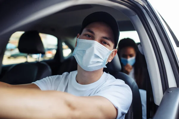 Joven Taxista Trabaja Durante Cuarentena Covid Usando Máscara Médica Por — Foto de Stock