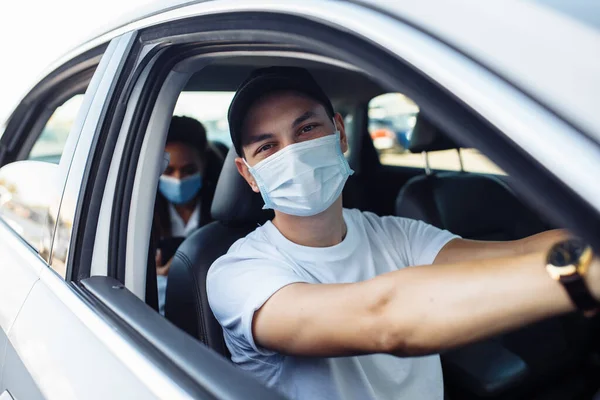 Joven Taxista Trabaja Durante Cuarentena Covid Usando Máscara Médica Por — Foto de Stock