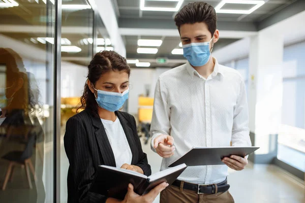 Los Empresarios Discuten Temas Trabajo Durante Pandemia Coronavirus Hombre Mujer — Foto de Stock