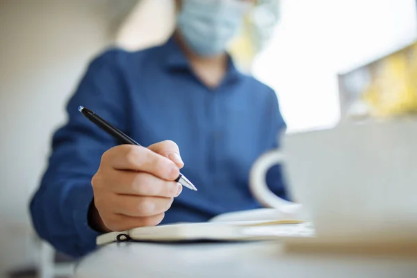 Joven Hombre Negocios Con Una Máscara Médica Sienta Café Con — Foto de Stock