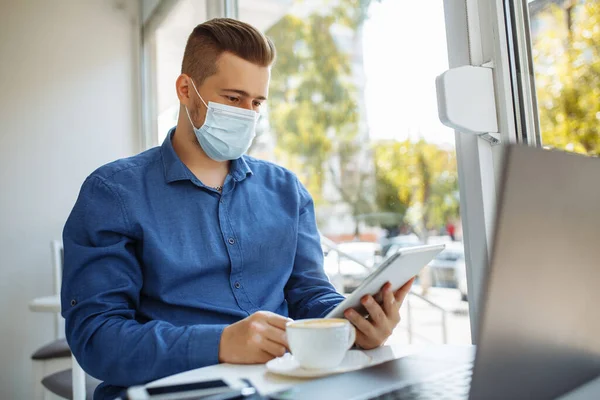 Joven Hombre Negocios Trabajando Remotamente Desde Cafetería Una Computadora Portátil — Foto de Stock