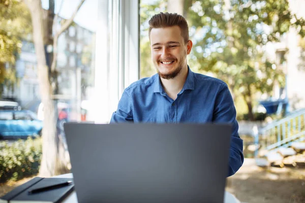 Wesoły Biznesmen Niebieskiej Koszuli Pracujący Kawiarni Laptopie Młody Człowiek Prowadzi — Zdjęcie stockowe