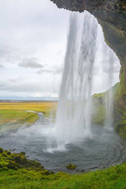 İnanılmaz Seljalandsfoss şelale arkasından, İzlanda