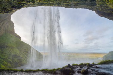 İnanılmaz Seljalandsfoss şelale arkasından, İzlanda