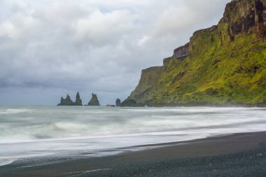 Reynisdrangar kaya oluşumları, siyah Reynisfjara Beach, İzlanda