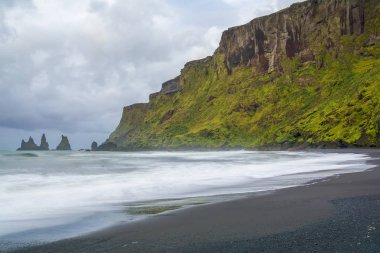 Reynisdrangar kaya oluşumları, siyah Reynisfjara Beach, İzlanda