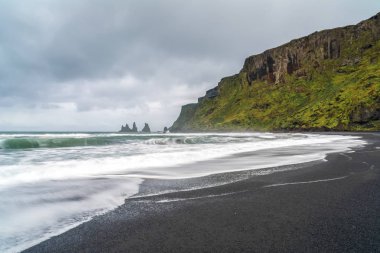 Reynisdrangar kaya oluşumları, siyah Reynisfjara Beach, İzlanda