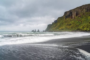 Reynisdrangar kaya oluşumları, siyah Reynisfjara Beach, İzlanda