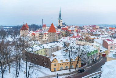Kışın Tallinn eski şehir havadan görünümü, Estonya