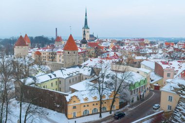 Kışın Tallinn eski şehir havadan görünümü, Estonya