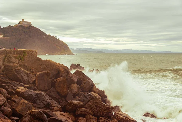 Vagues de mer sur la passerelle piétonne à Donostia - San Sebastian, Espagne — Photo