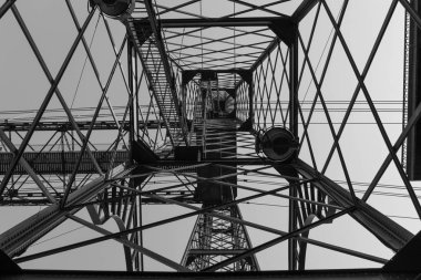 Demir köprü, siyah beyaz, aşağıdan görülüyor