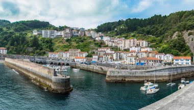 Deniz ve bitki örtüsü yle çevrili bir balıkçı köyüne genel bakış