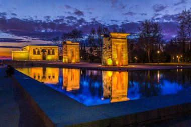 Gün batımında Debod tapınak yansımaları