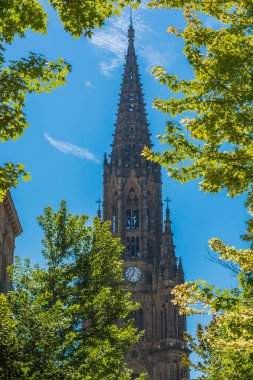 Mavi gökyüzü üzerinde Katedral ve ağaç dalları ile çerçeveli