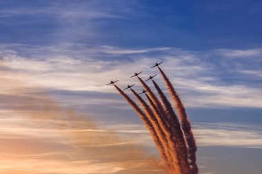 Havada uçak sergisi yapma