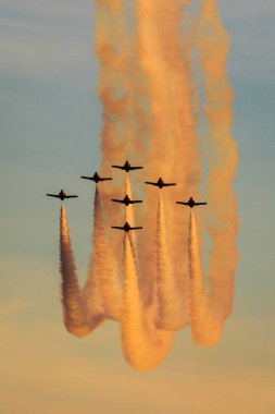 Havada uçak sergisi yapma