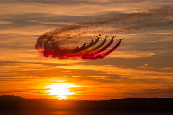 Акробатические Самолеты Дымом Небе — стоковое фото