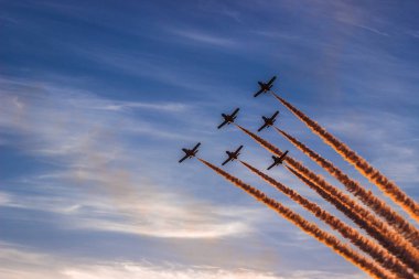 Havada uçak sergisi yapma