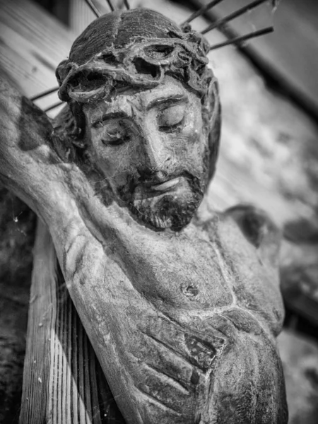 西班牙加泰罗尼亚比利牛斯山脉埃里尔 拉瓦尔罗马式教堂的黑白基督雕像 — 图库照片