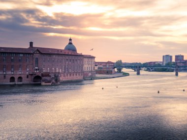 Garonne nehri üzerinde Toulouse bir köprüde gün batımı, Fransa