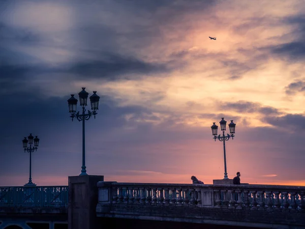 Puesta Sol Puente Del Centro Toulousse Francia Con Farolas Avión —  Fotos de Stock